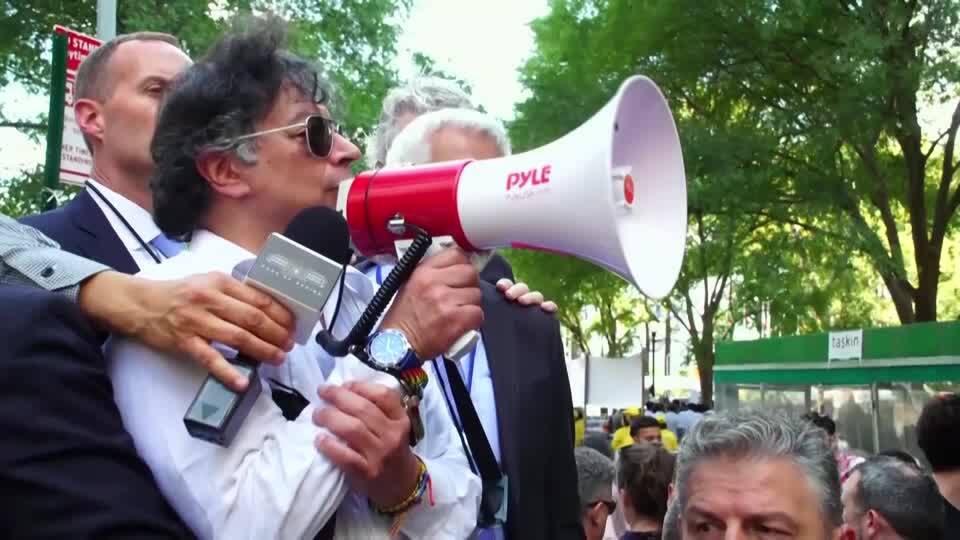 📢 纽约街头:别听特朗普!哥伦比亚总统被拒签!