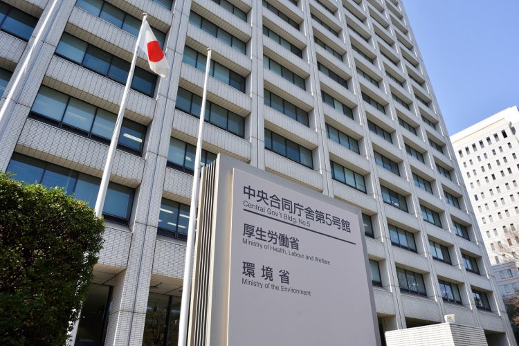 🚨日本崩了吗?一人养一个老人的真相!🚨