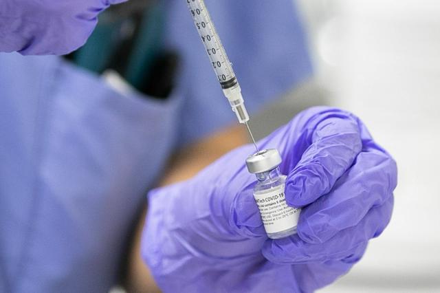 💉打疫苗没用?半数人抗体不足,太扎心!
