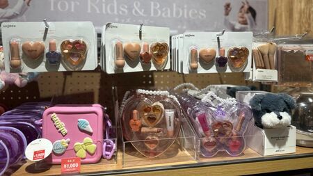 💄3岁也能玩彩妆？大人小孩都嗨翻天的“童颜”经济！