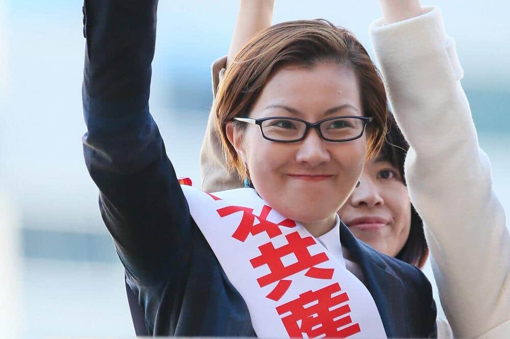 💥议员怒怼首相：别当“现妻”！特朗普别惹！