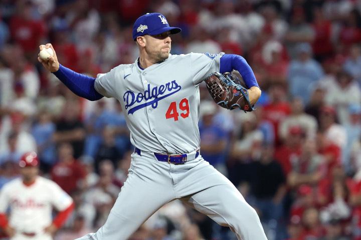 🔥这波操作，美媒都炸了！37岁老将绝境登场，球迷怒了！