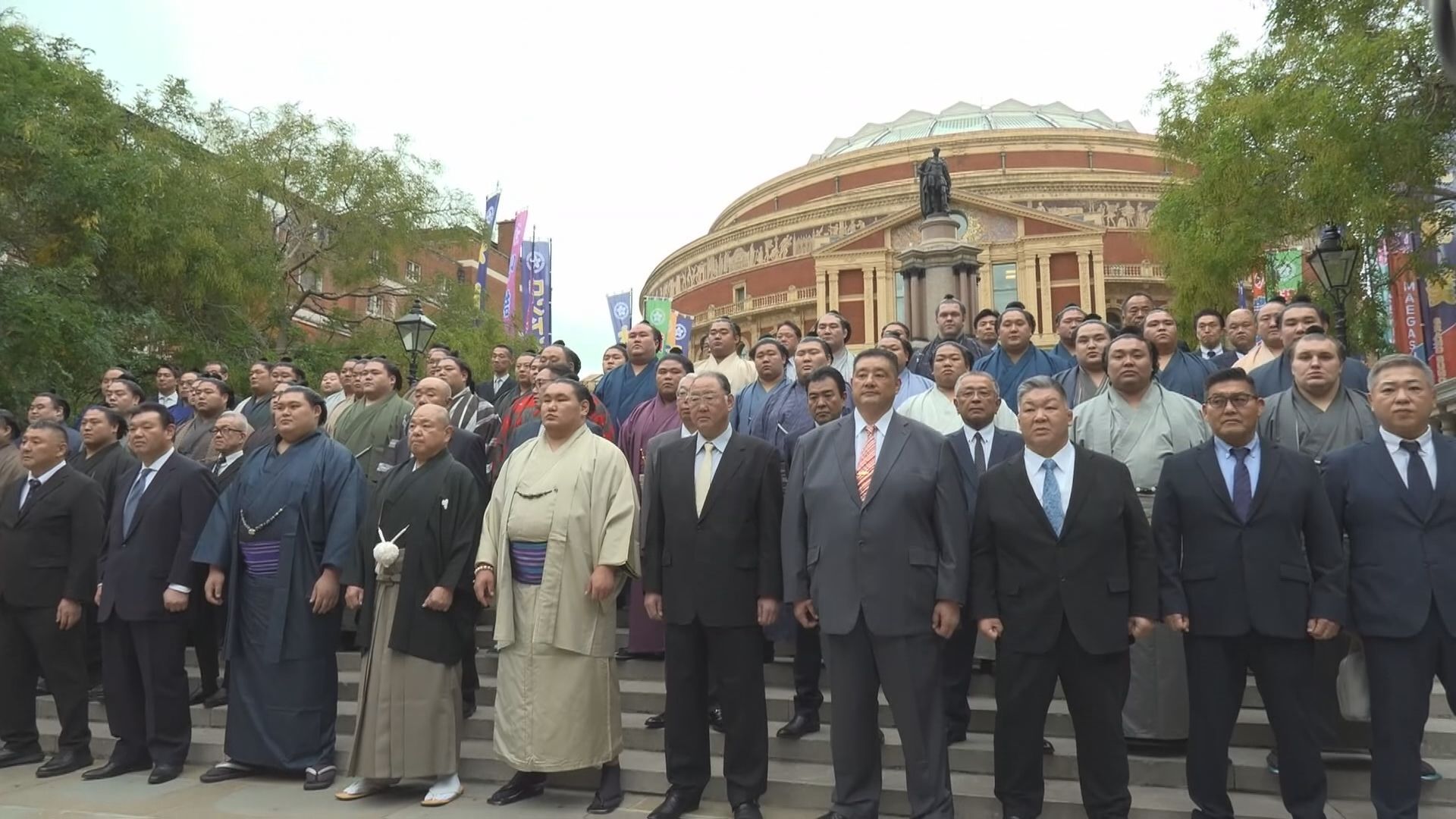 💥伦敦狂欢！相扑巨汉引爆全场！