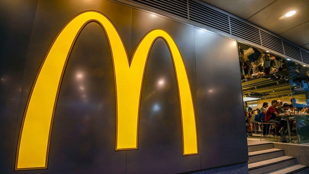 😱老头杀妻儿后，竟带娃麦当劳吃鸡！