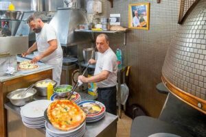 🍕意大利人：这吃法，简直了！日本人专属的“雷区”披萨！ 封面