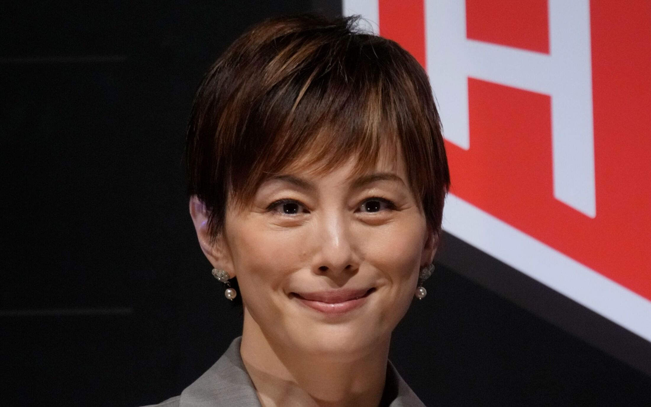 😱米仓凉子近照：憔悴失神，与神秘舞者同框！