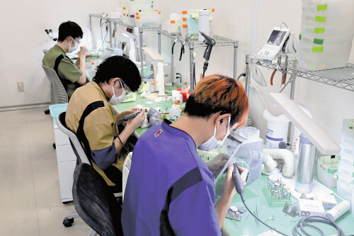 🦷糟了!假牙匠人告急,以后没牙小心成“难民”!