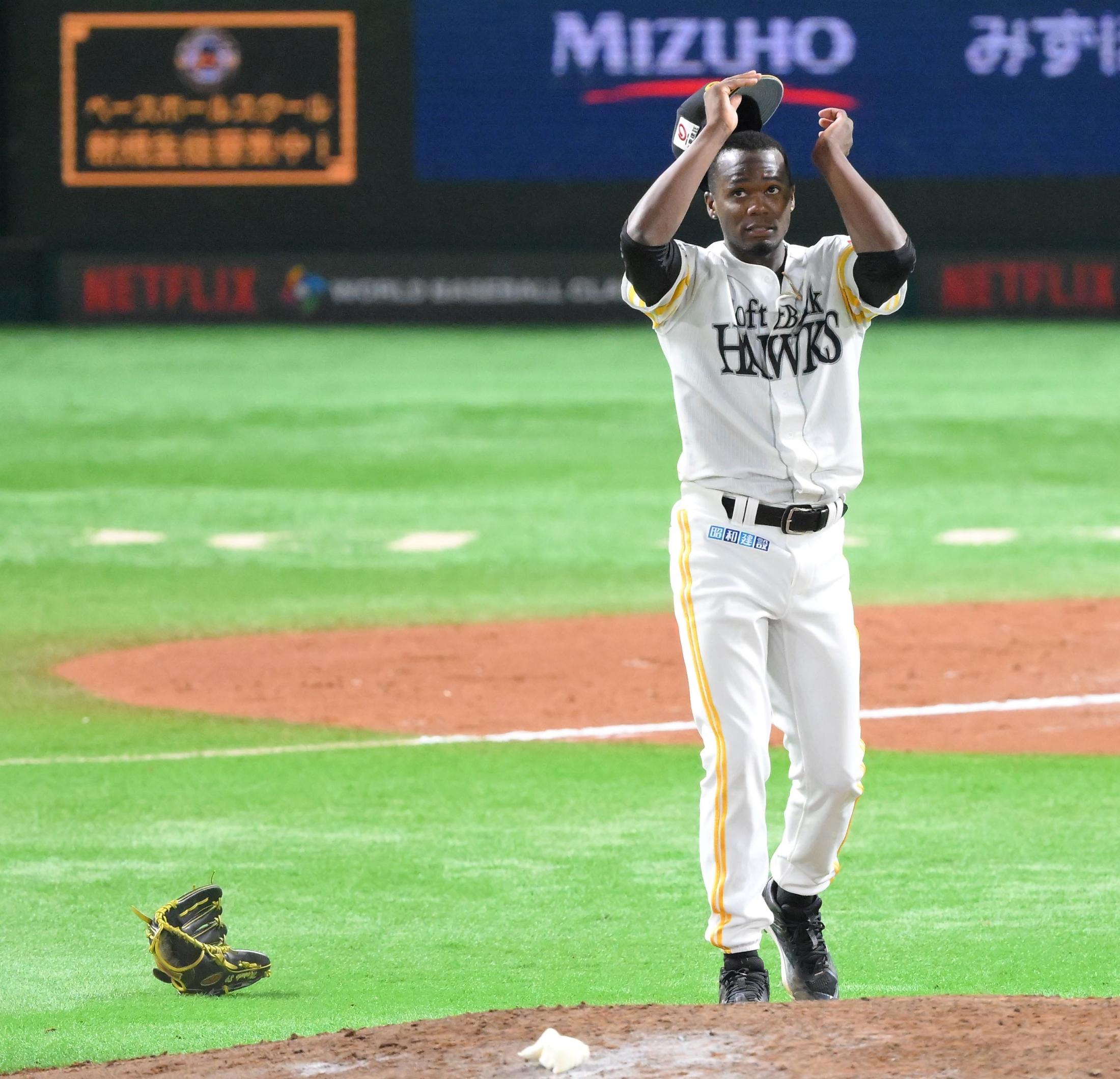 🔥怒火！投球失控，猛砸手套，全场哗然！