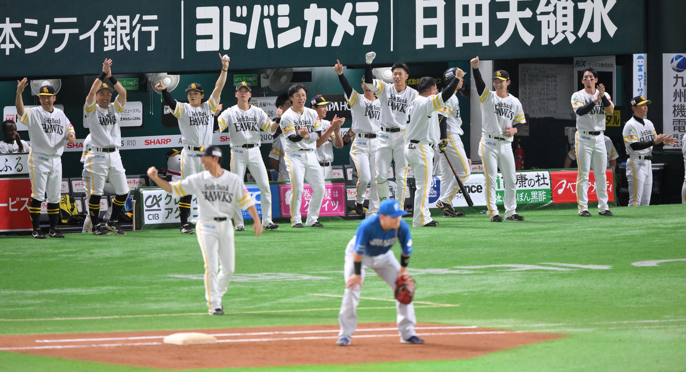 🔥软银绝地反击！投手怒砸手套，赢了！🎉