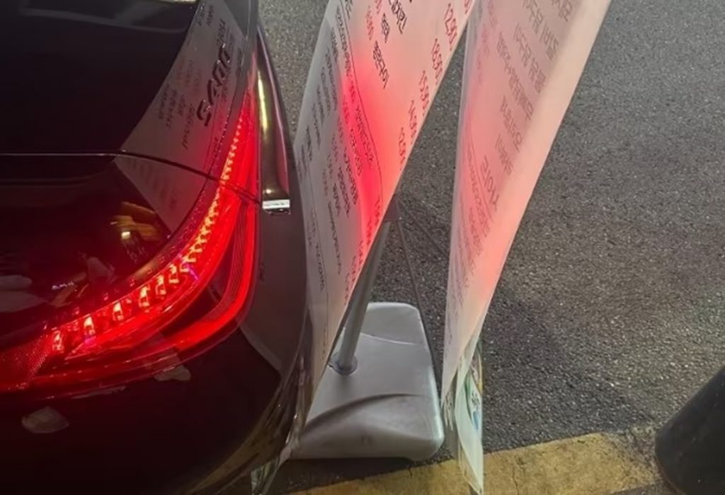 💥奔驰车主被30万冤枉！就蹭了一下塑料布？