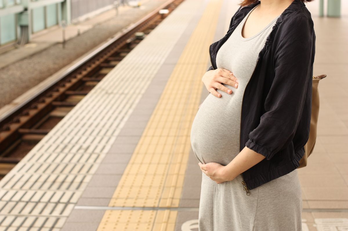 🤰令人心酸！戴着孕妇标志，却从未有人让座…