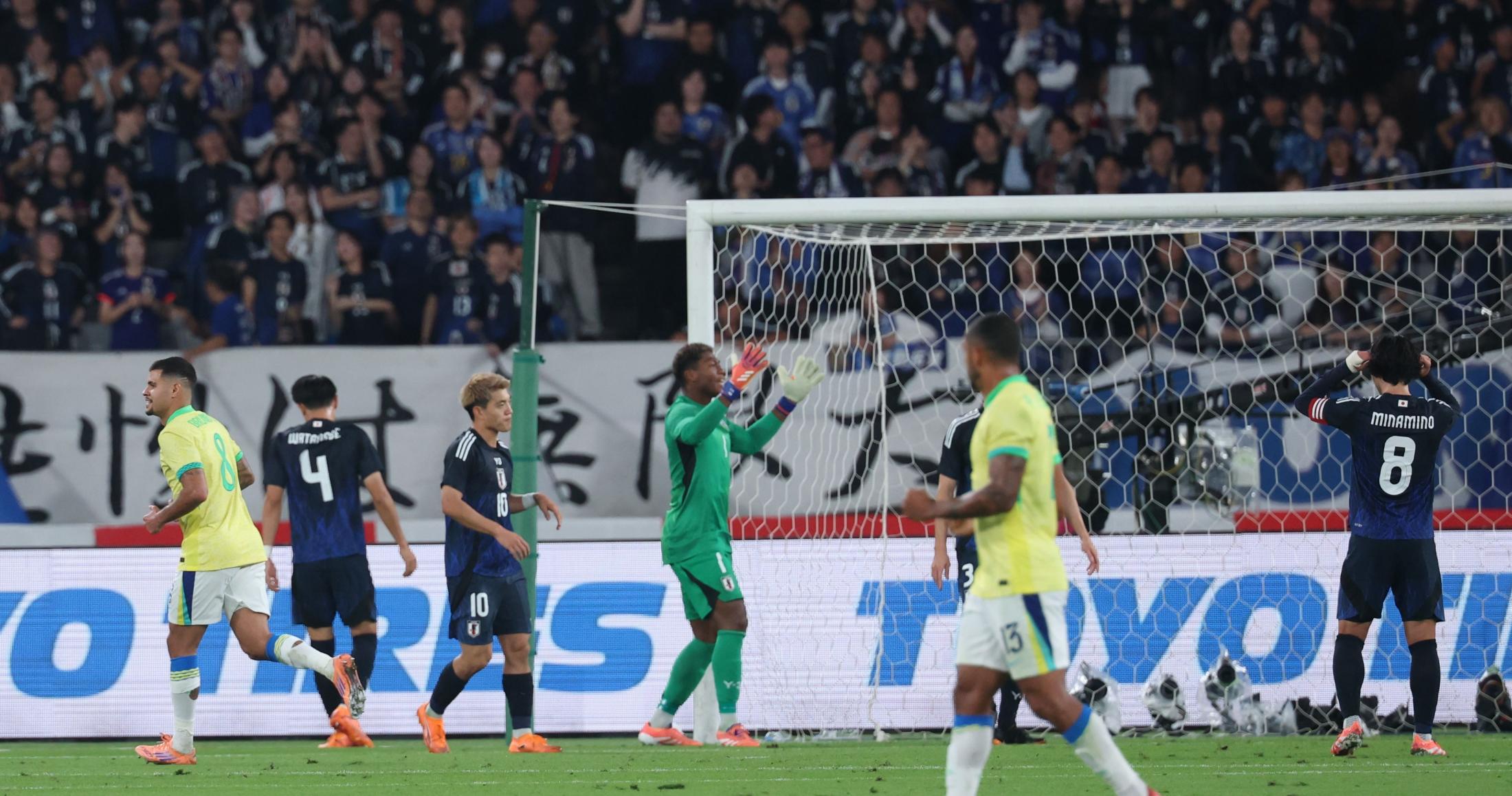 💥日本队崩了！连丢两球，上半场0-2落后！