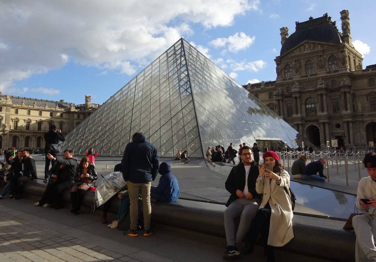 🚨卢浮宫被盗！馆长急了：竟在自家门口遇劫！