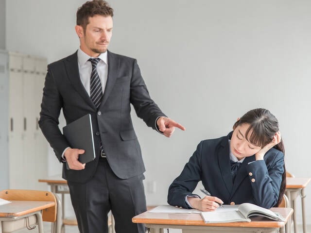 ⚠️ 英语学习,你还在走弯路?专家揭秘:别只信学校!