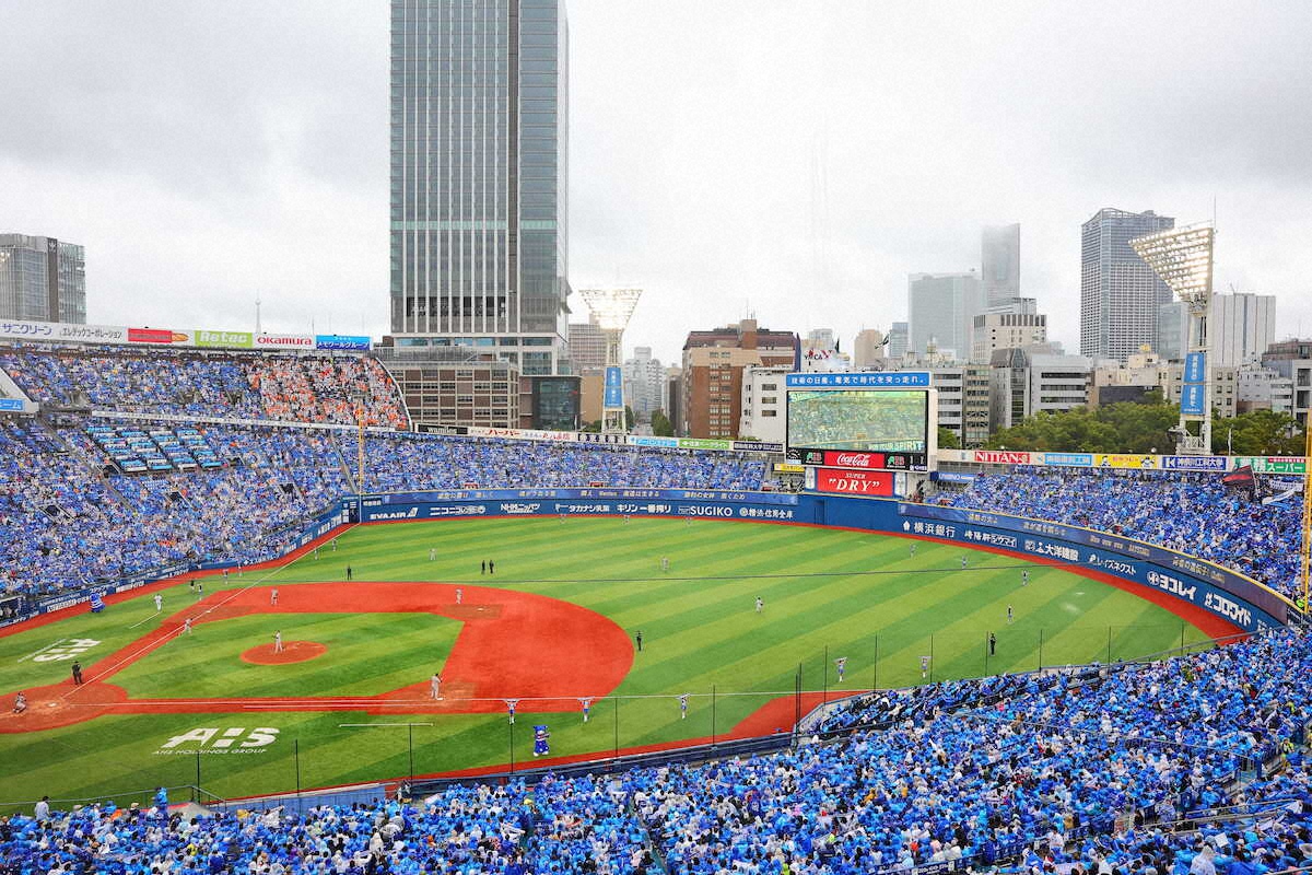 💙球场被蓝色淹没！狂热应援燃爆全场！🔥