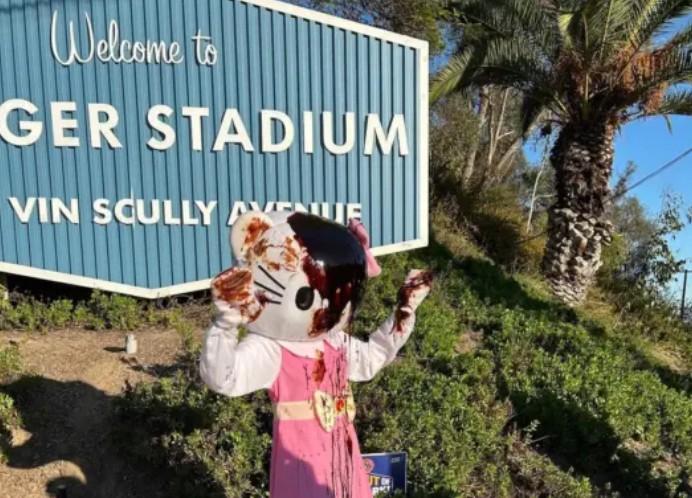 💥道奇球场前，Hello Kitty被“黑”了？！