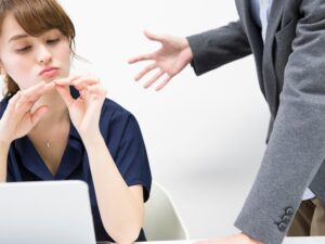 💥别再“尊重个性”了！这员工太放肆！ 封面