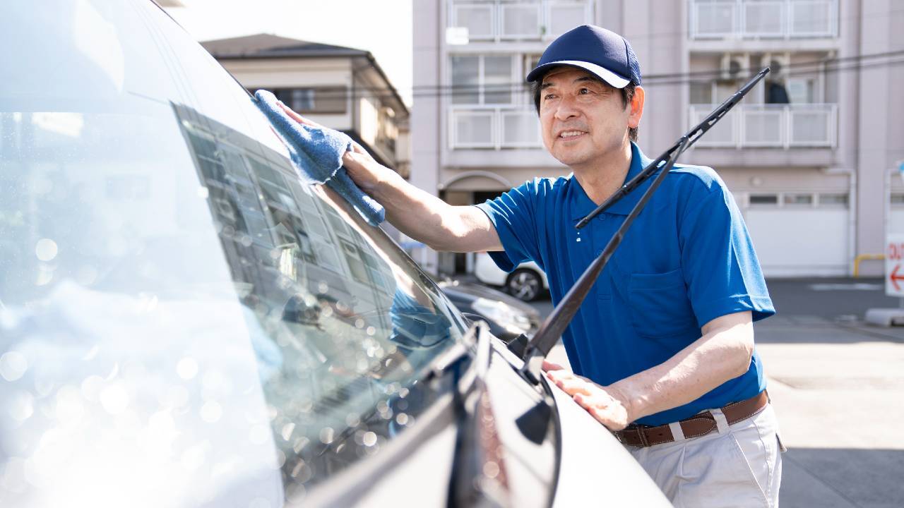 ⛽️银行长去洗车？！64岁老银行业者“堕落”成油站工人，乐在其中！