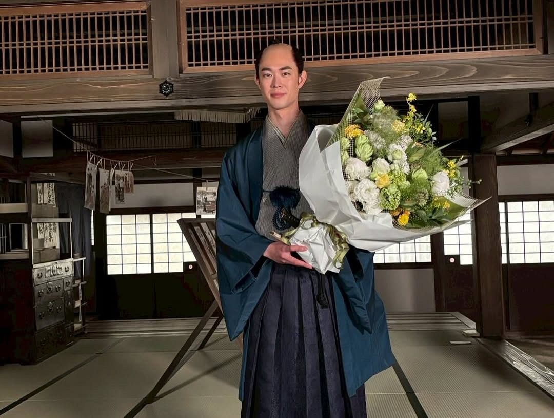 💥儿子竟是当红小生！59岁老爸近照曝光，父子俩颜值逆生长！