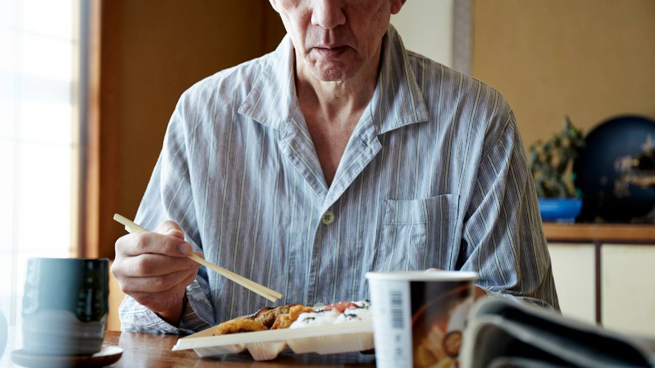 💔 爸的18万养老金,换来空荡冰箱和断油…