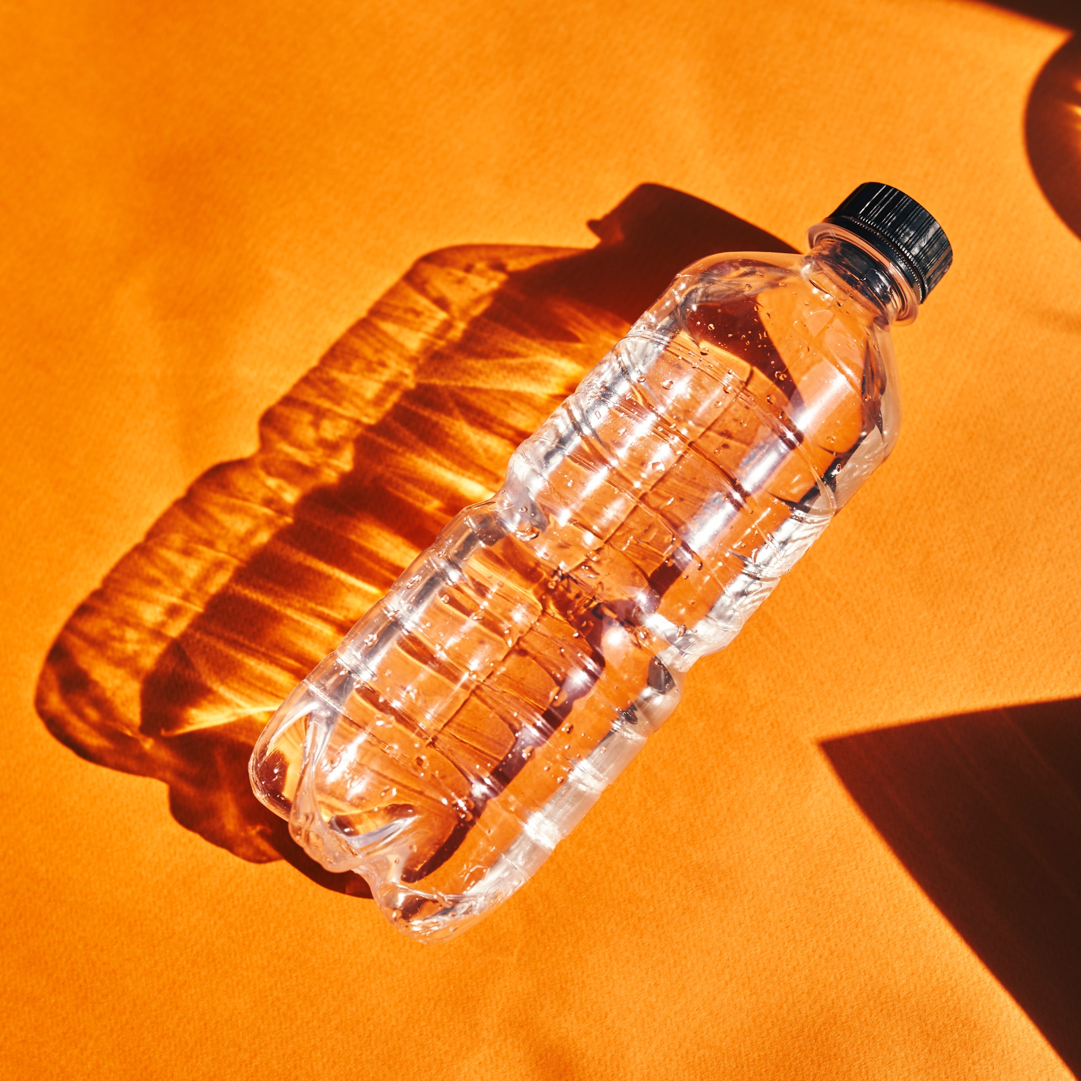 💧喝瓶装水？你可能每年吞下9万个塑料微粒！😱