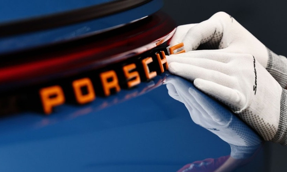 💥超跑也撑不住！保时捷暴跌99%，三重危机！💥