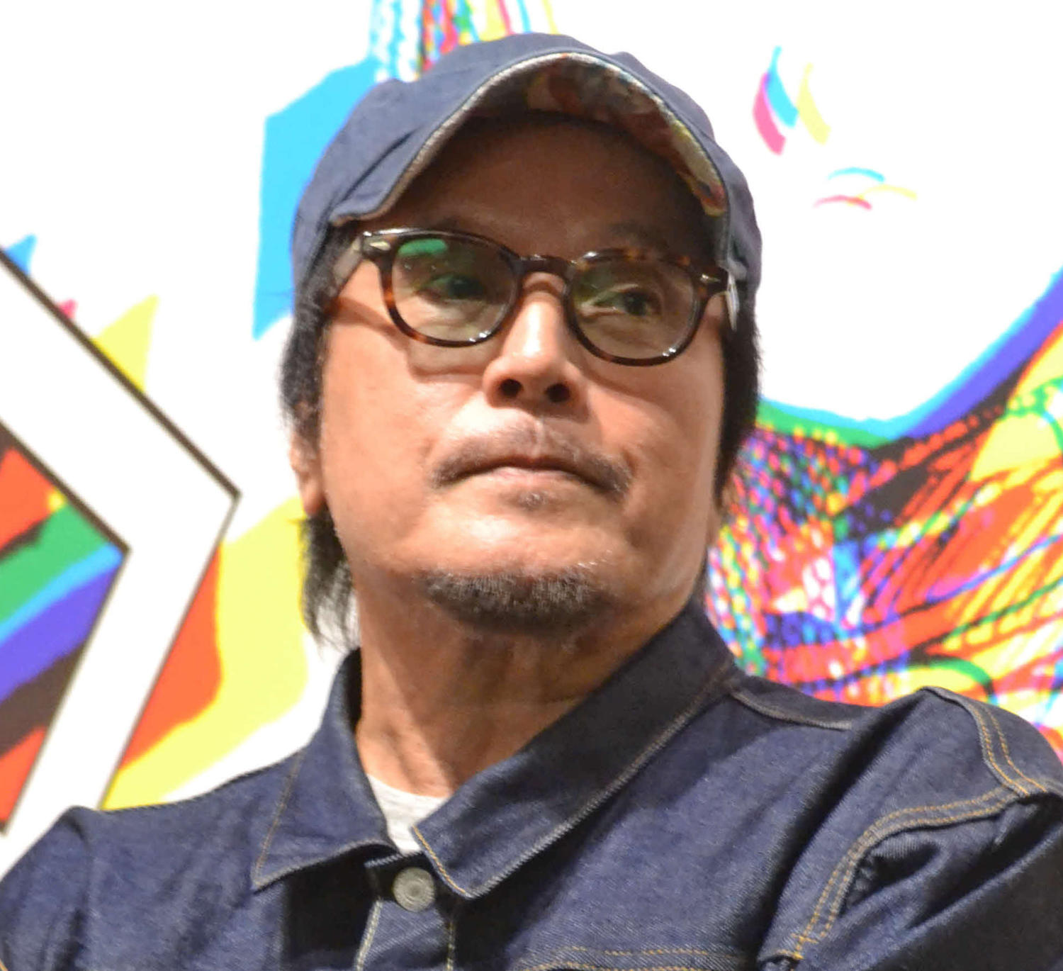 💥老漫画家偷用辣妹照画画,被举报下架!