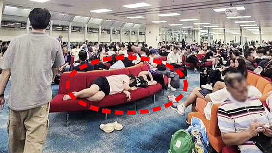 😴韩国母女霸占长椅午睡，引爆怒火！