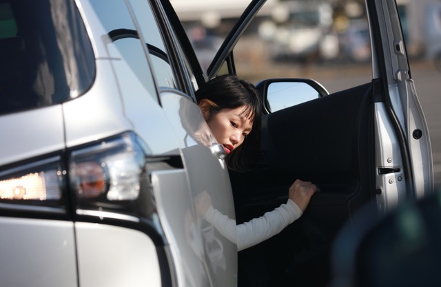 ⚠️ 开门要命！探头看车，一秒变车祸！