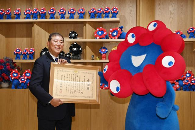 💥首相亲手颁奖！缅甸小哥：还来吗？