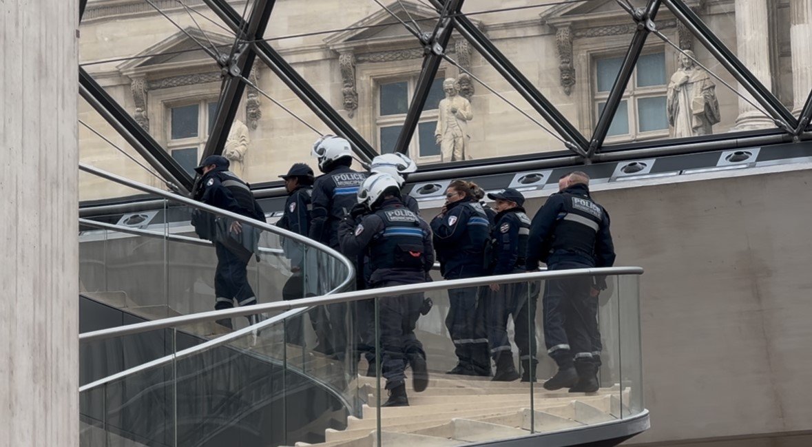 🚨卢浮宫遇盗！《蒙娜丽莎》咫尺，游客尖叫逃窜！🔥