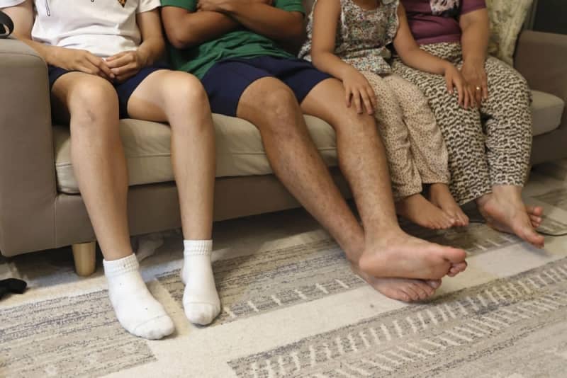 💔 爸被遣返了！孩子生日花仍在…“零非法”下的真相。