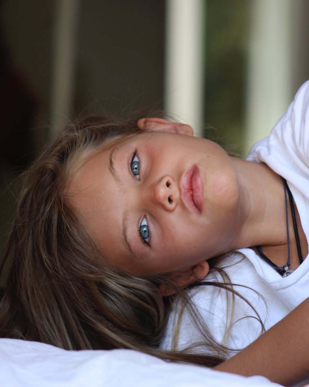 😱昔日美少女崩塌?长大后模样引争议!