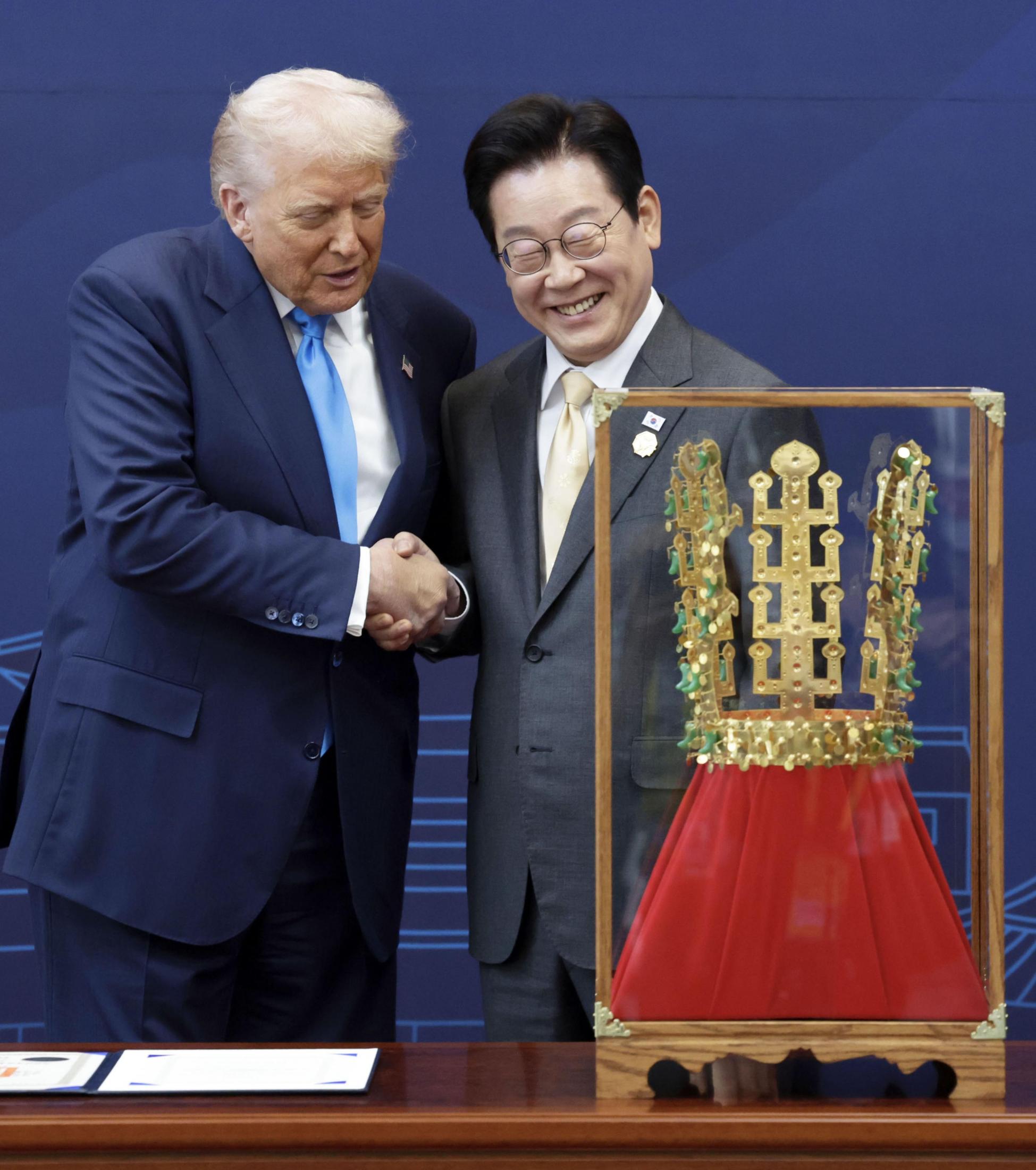 🎁韩国给特朗普的“金灿灿”礼物,竟是国宝复制品?!