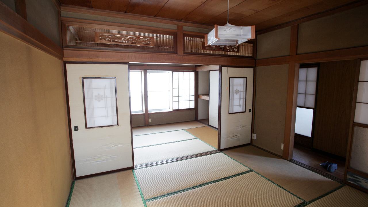 🏠月18万退休金,70岁夫妻住进60年老屋!女儿回来后…惊呆了!