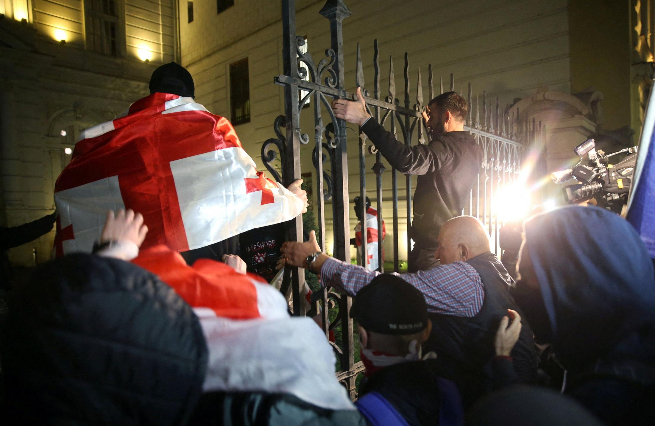 💥格鲁吉亚爆发大抗议！亲俄党派胜选引爆民怒！