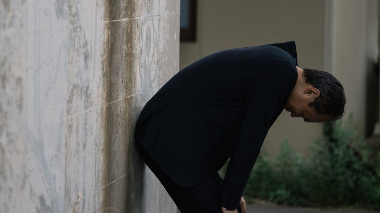 💔同胞兄弟，命运却差太多！55岁公司员背250万债务，痛心！