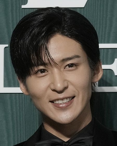 🔥雪莲的秘密：竟是烟瘾缠身？剧组为他特设吸烟区！