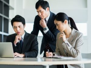 🔥别逼我！下属反过来“施压”，这算职场霸凌吗？ 封面