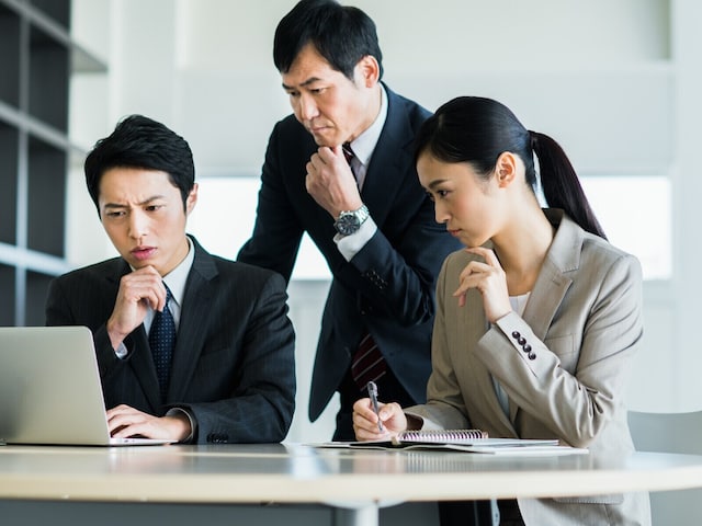 🔥别逼我！下属反过来“施压”，这算职场霸凌吗？