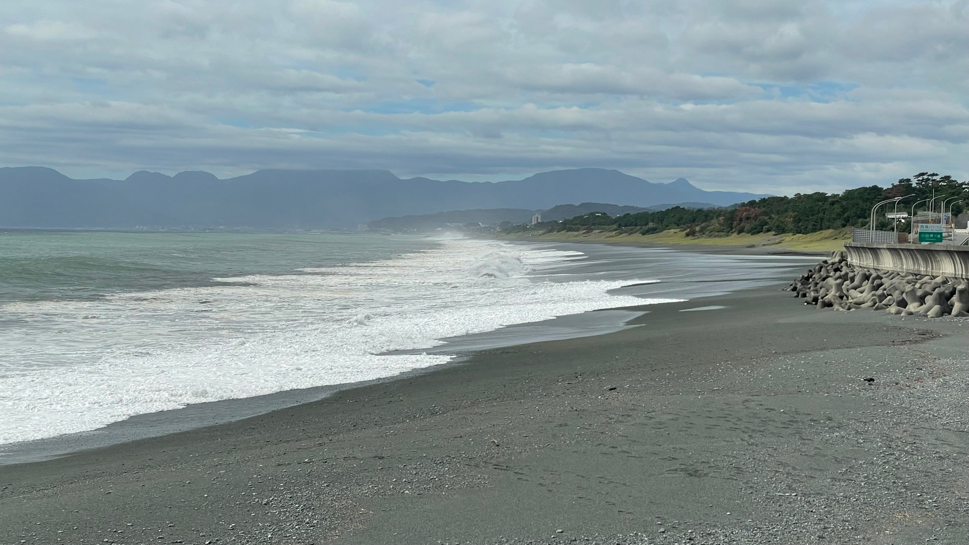 🌊 巨浪吞噬！神奈川海钓遇险，一人身亡，险象环生！