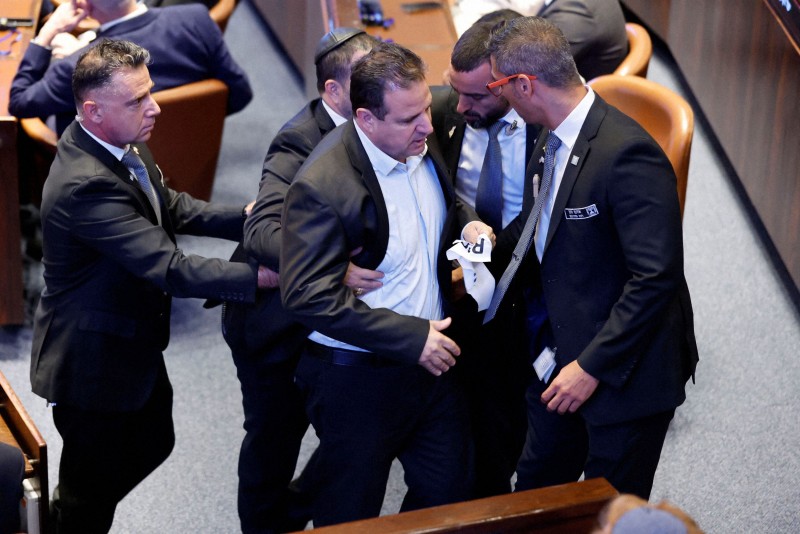 📢 突发!特朗普演讲被“纸片”打断?