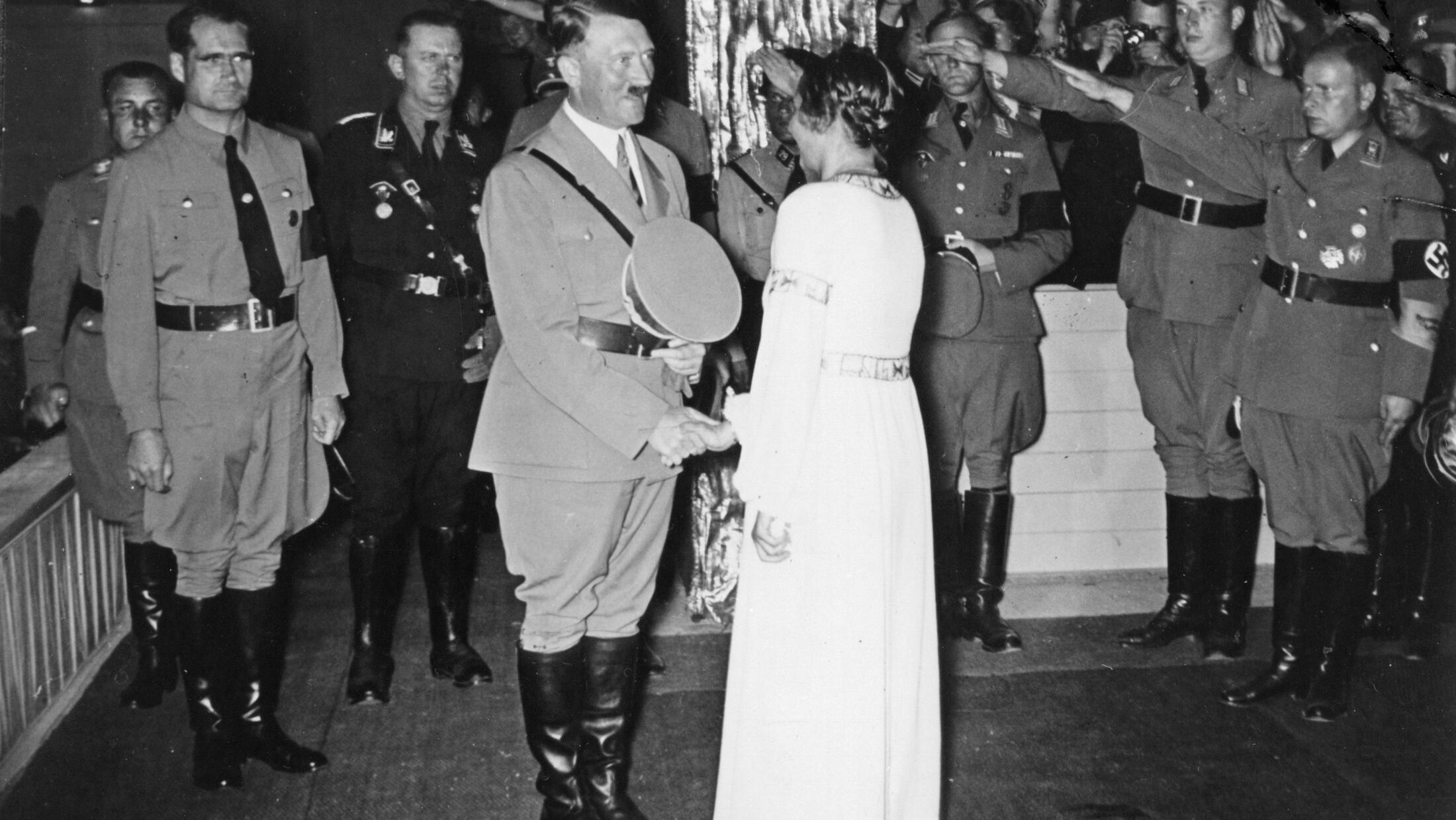 💥从希特勒到特朗普：独裁者为何都想让女人回家？