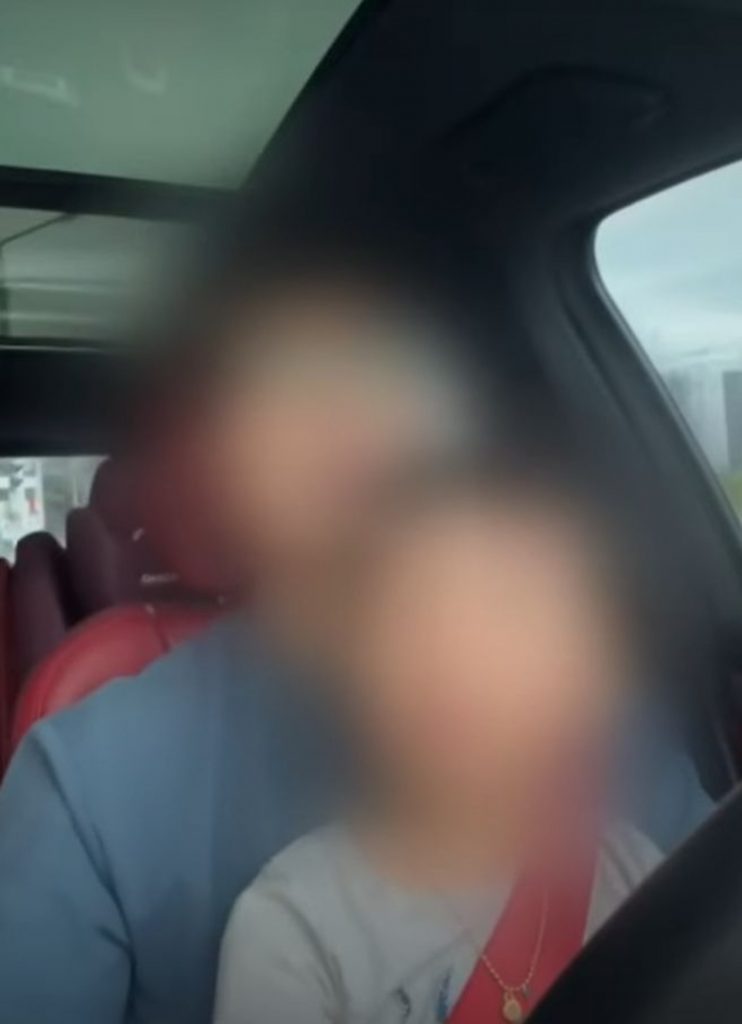 👶儿戏！韩国宝妈直播“膝上开车”，引爆全网！