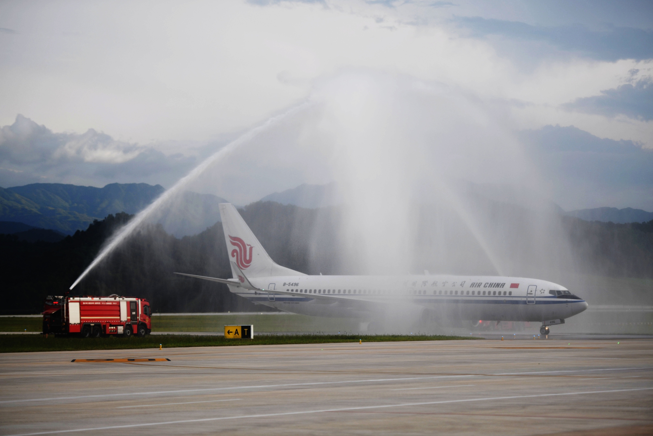 🔥飞机上惊魂！座椅起火，乘客尖叫，全程被拍下！