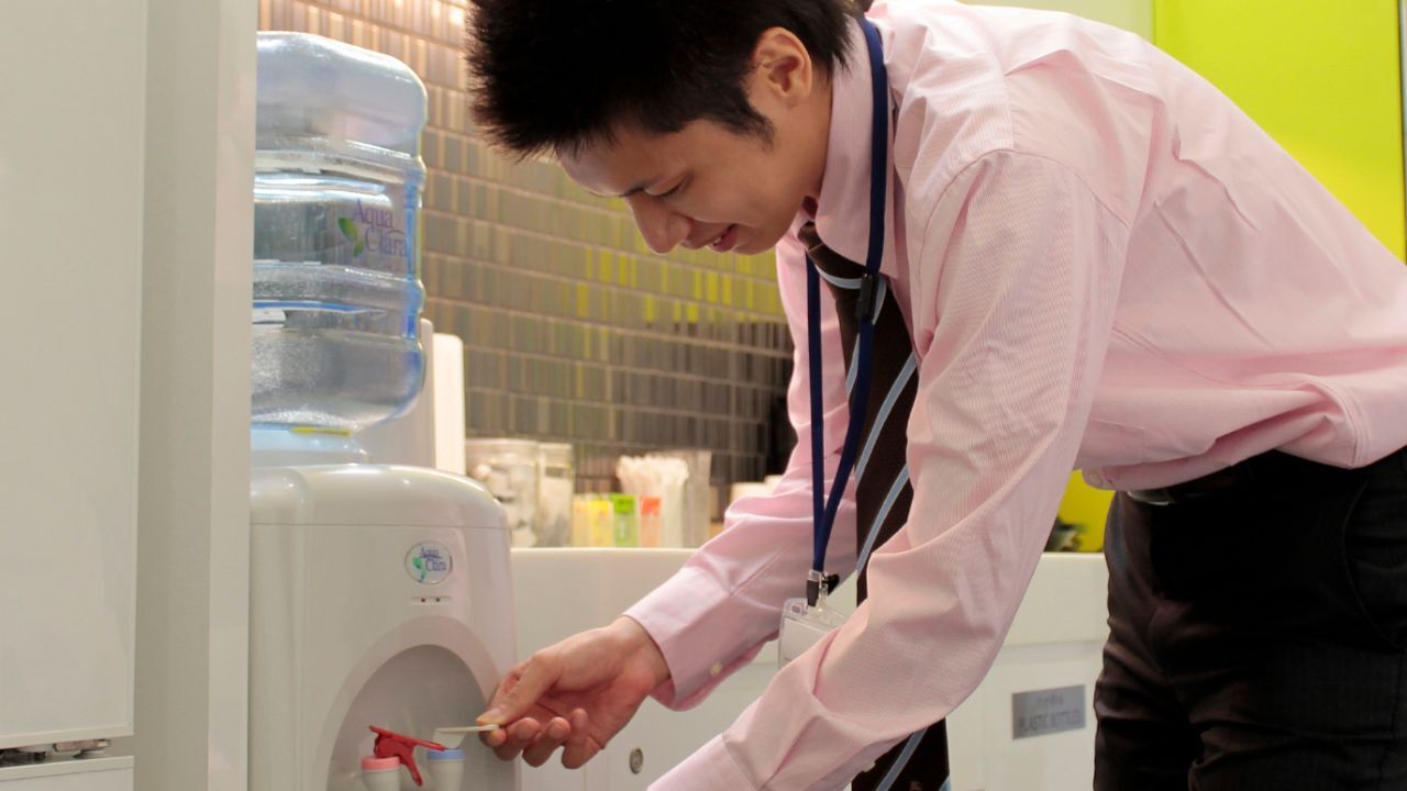 💧45岁月薪58万，省水也要省！背后原因太心酸…