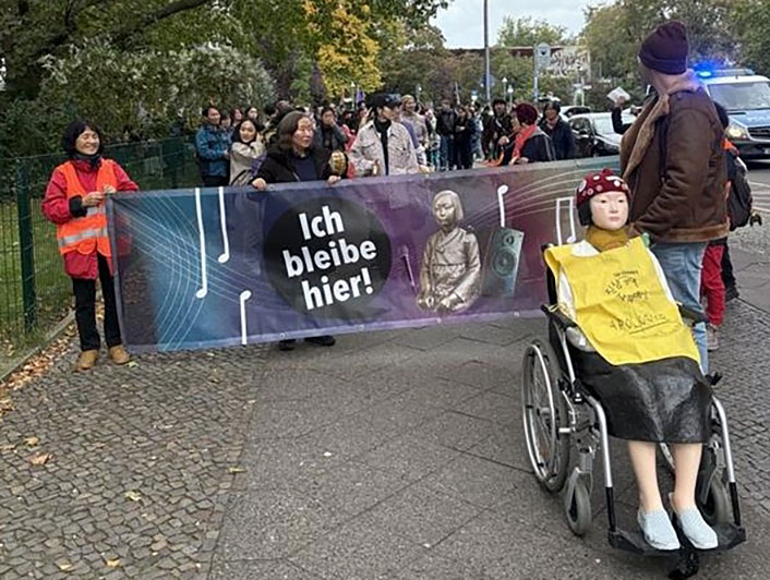 📢 泪洒异国！少女像别拆！🇰🇷