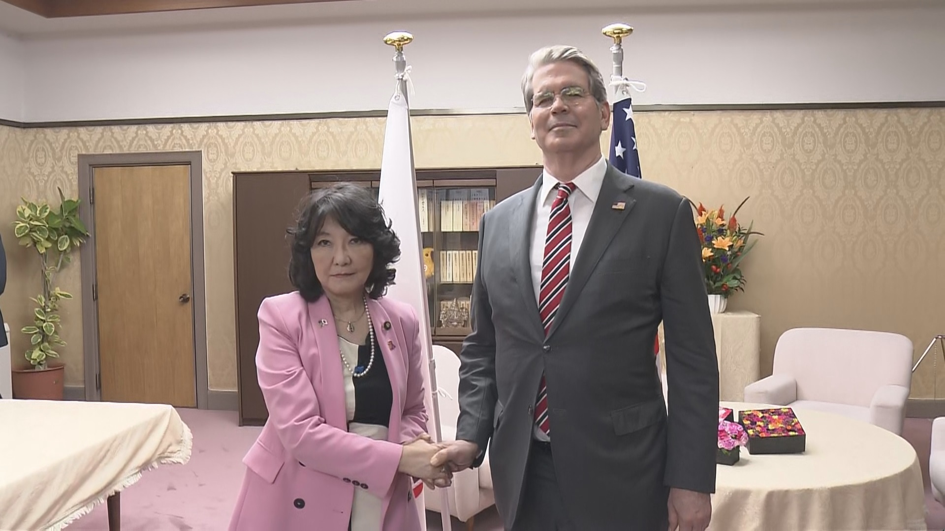 💥日元暴跌？财政大臣：别瞎说！