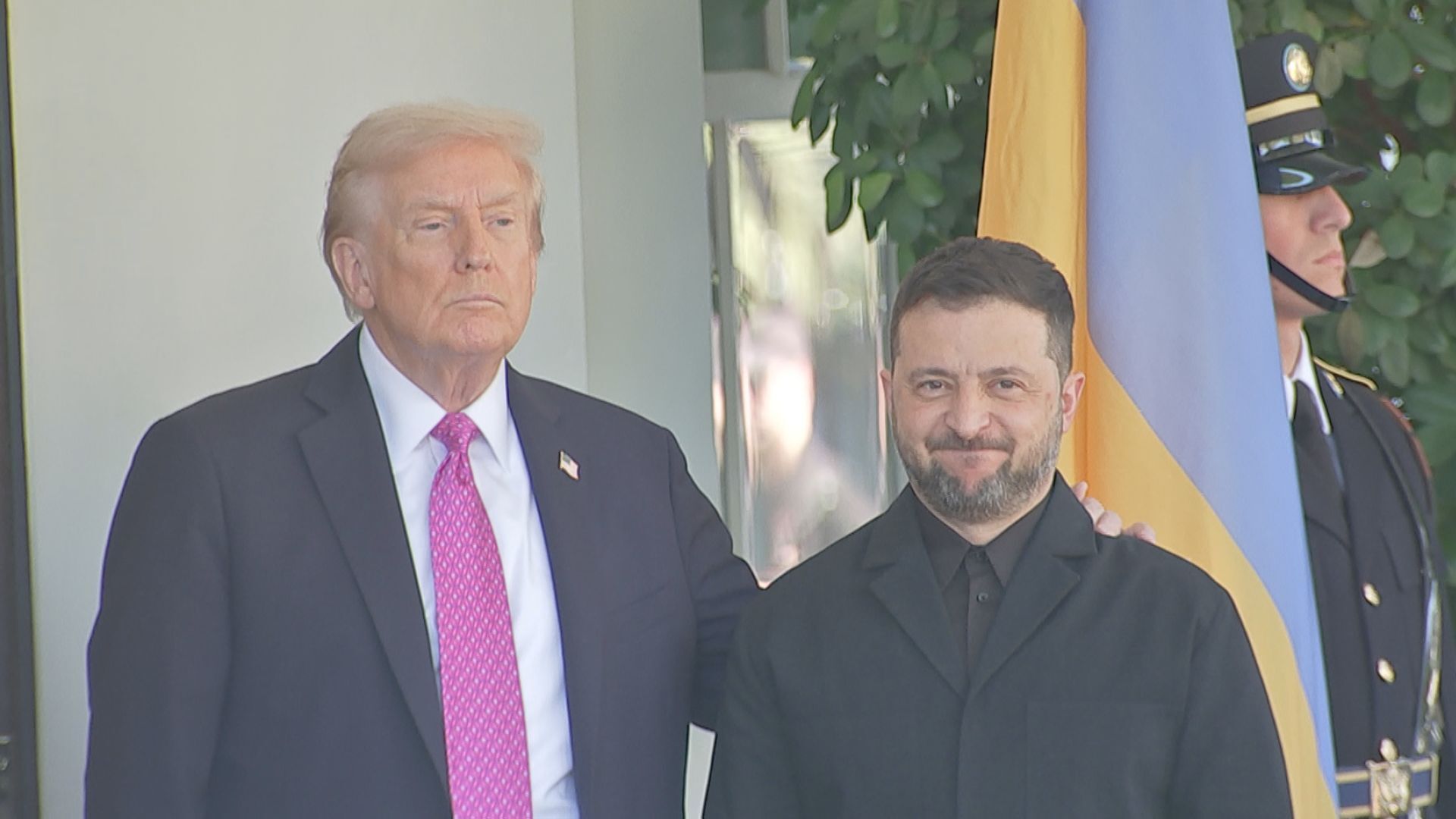 💥特朗普逼迫泽连斯基割让领土？白宫一口否认！