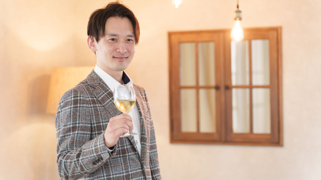 😱 聚会惊现“惨状”!45岁月薪55万的男人被老友们现实打脸!